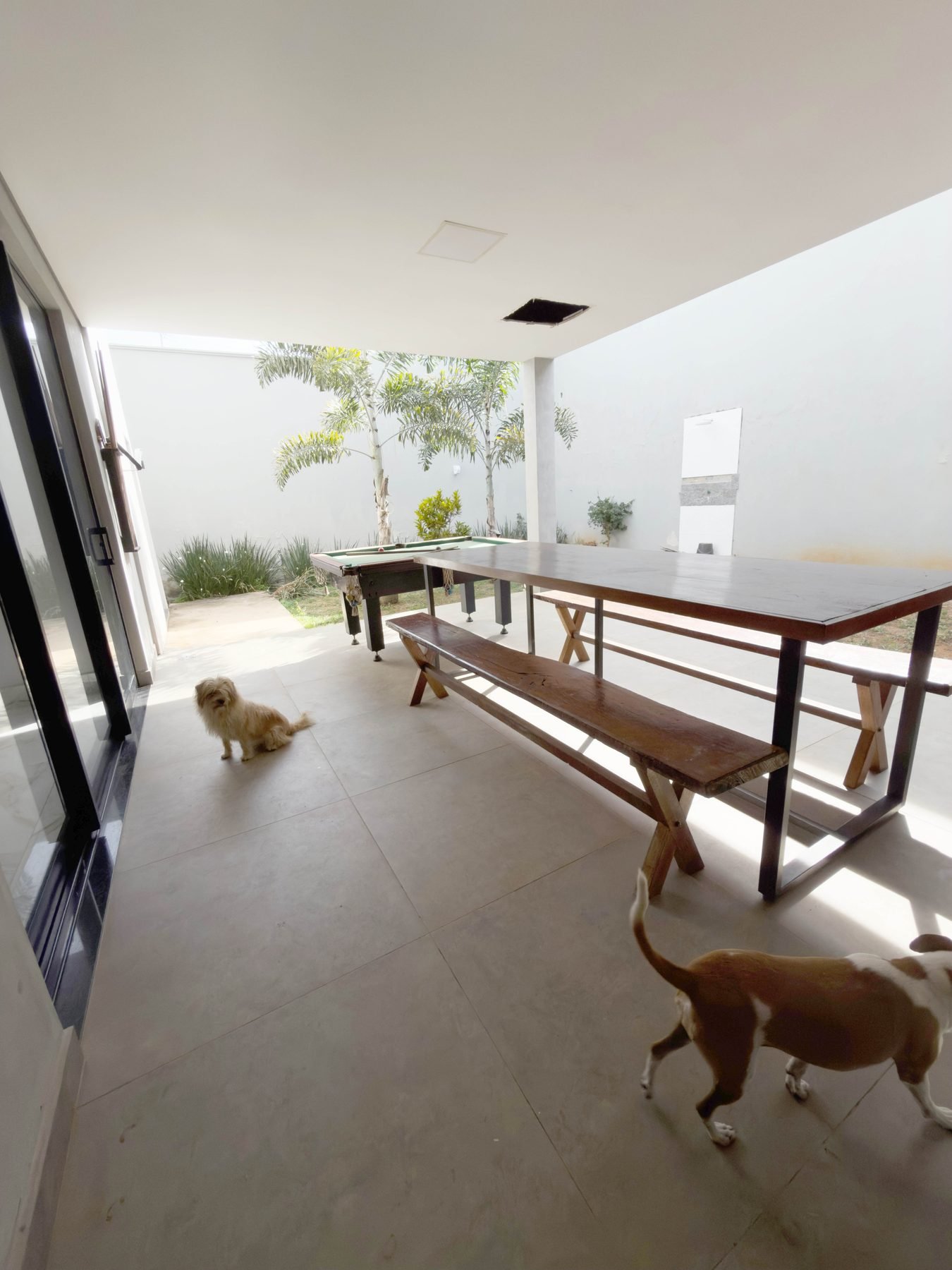 Espaço coberto de convívio, integrado ao jardim