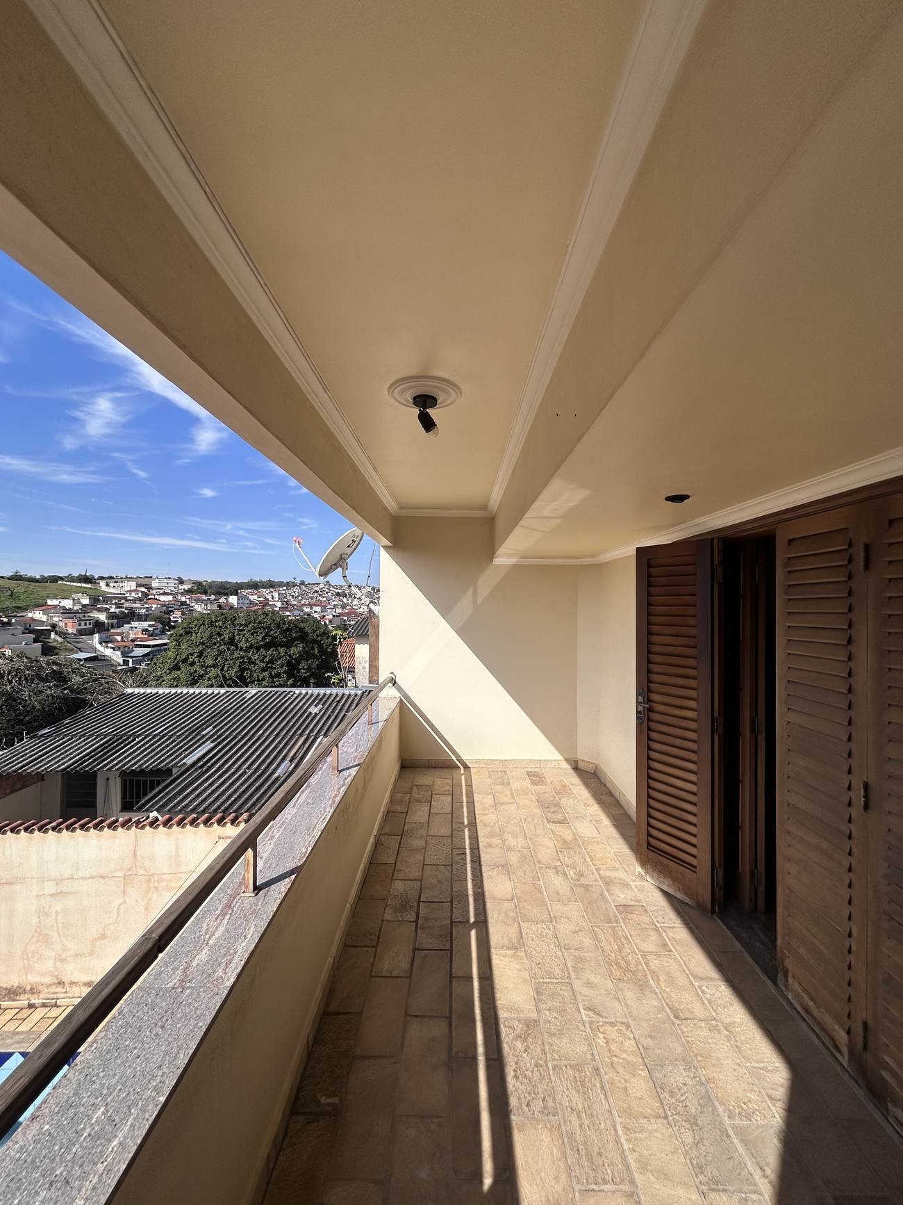 Varanda ampla com vista para a cidade