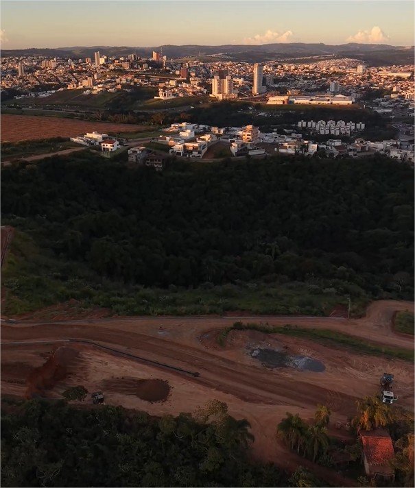 Vista aérea do loteamento Alta Vista e da mata ao redor, com a cidade ao fundo