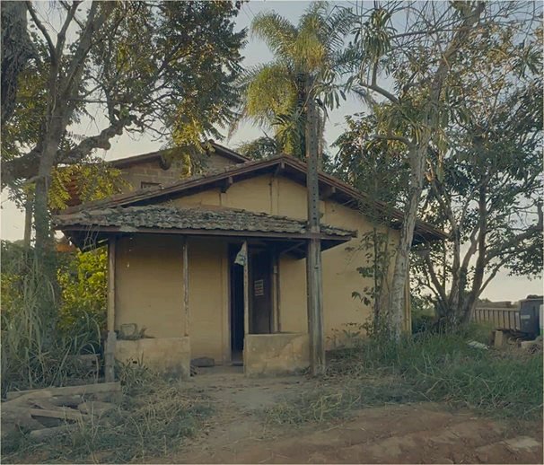 Construção antiga existente no terreno, vista externa