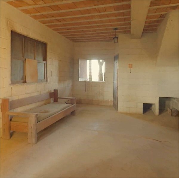Interior da construção existente no terreno