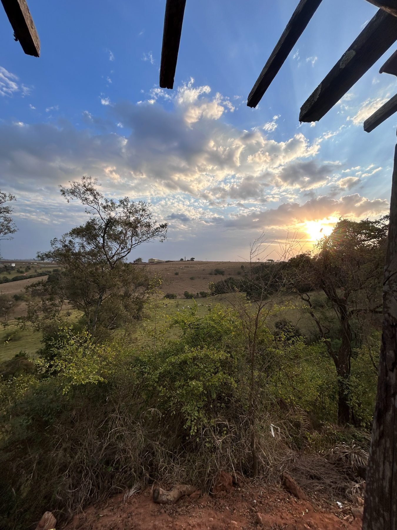 Vista do entorno do loteamento Alta Vista ao entardecer