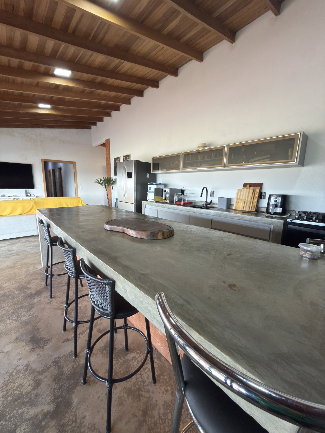 Cozinha e sala conjugadas, ambiente amplo e integrado