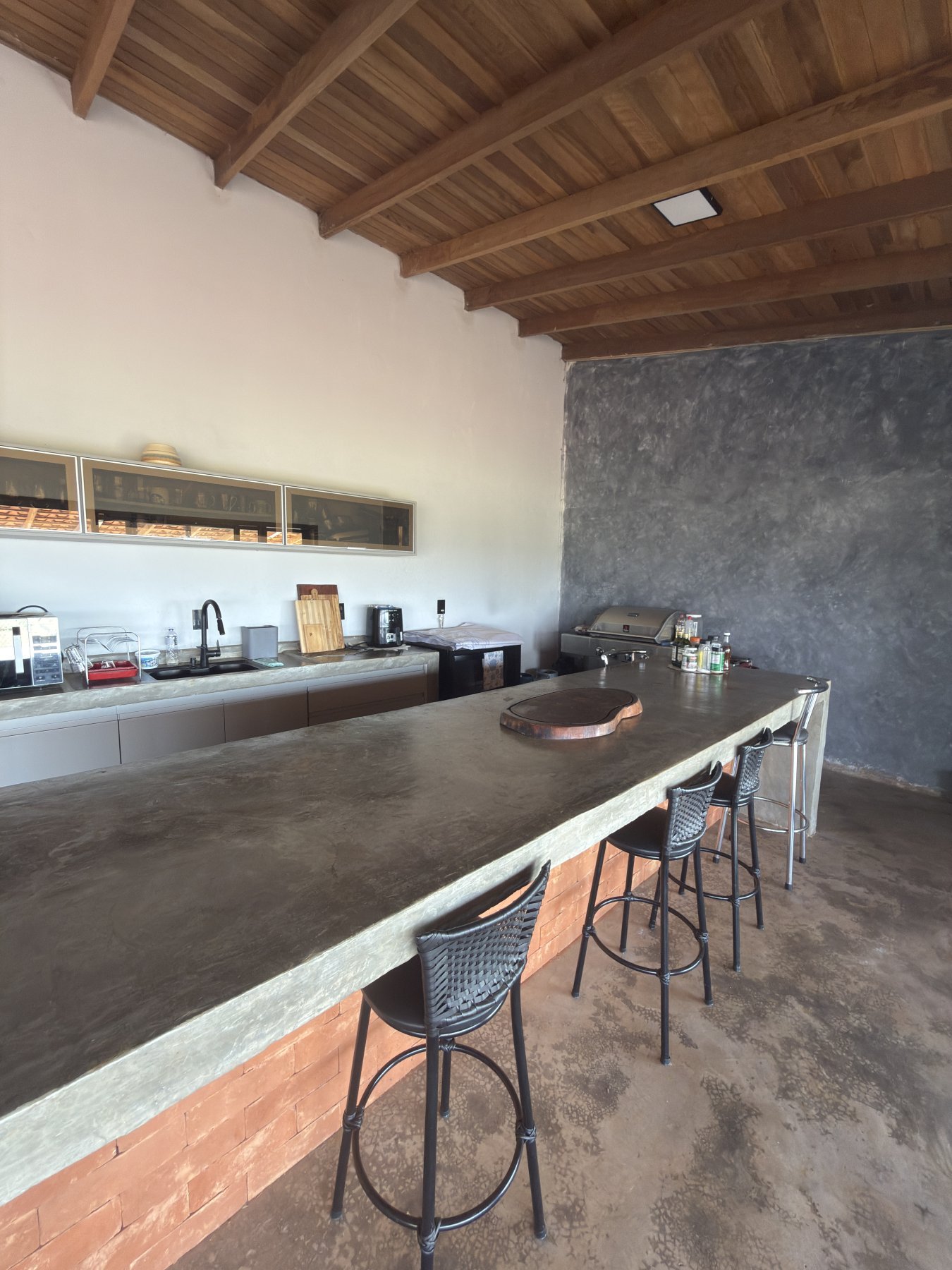 Bancada gourmet com bar e churrasqueira