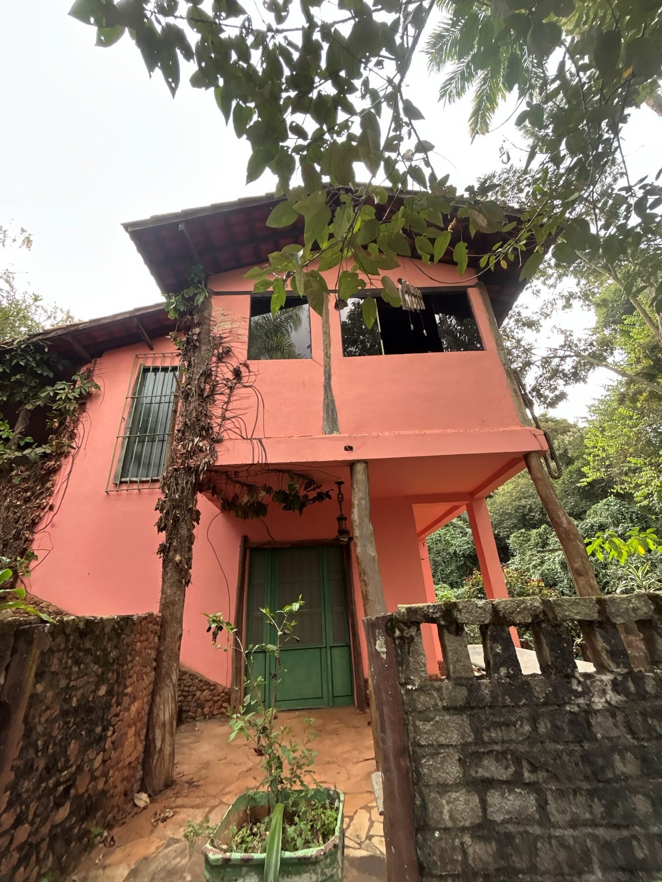 Fachada da casa de apoio, em meio à vegetação