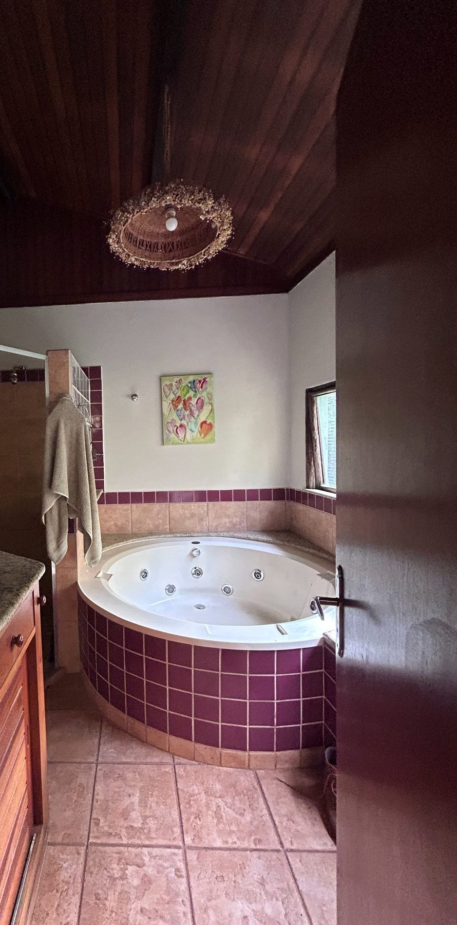Banheiro da casa de apoio, com banheira de hidromassagem